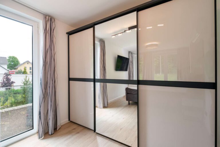 Der geräumige Kleiderschrank im Schlafzimmer 2