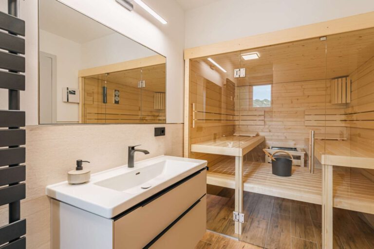 Das hochwertige Badezimmer mit eingelassener Sauna