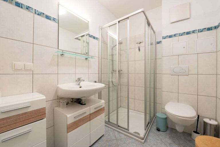 Das hochwertige Badezimmer mit flacher Dusche