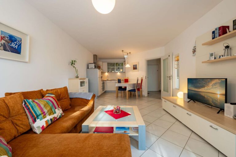 Das geräumige Wohnzimmer