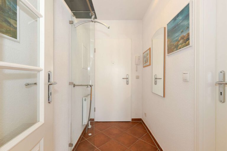 Der geräumige Flur mit Garderobe