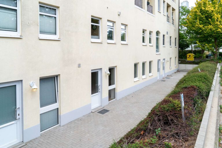 Charmanter Zugang mit Terrasse – Ihr Rückzugsort beginnt schon vor der Tür