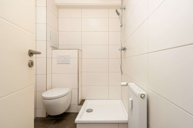 Modernisiertes Bad mit Dusche – funktional & stilvoll“