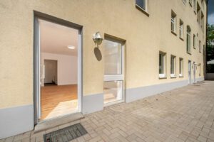 Gepflegter Eingangsbereich mit nutzbarem Außenbereich