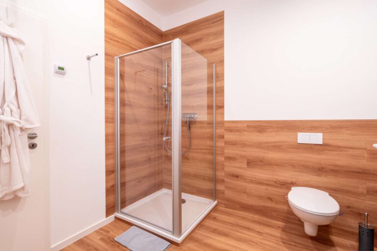 Das moderne Badezimmer – Wohnung unten