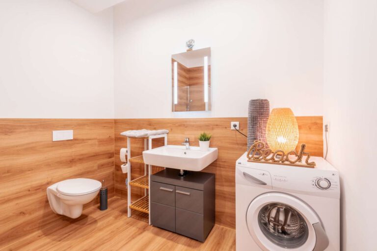 Das moderne Badezimmer – Wohnung unten