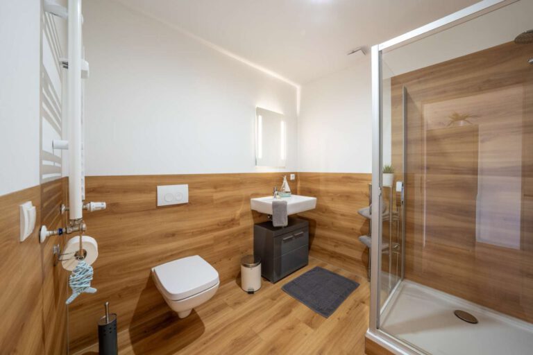Das moderne Badezimmer – Wohnung oben