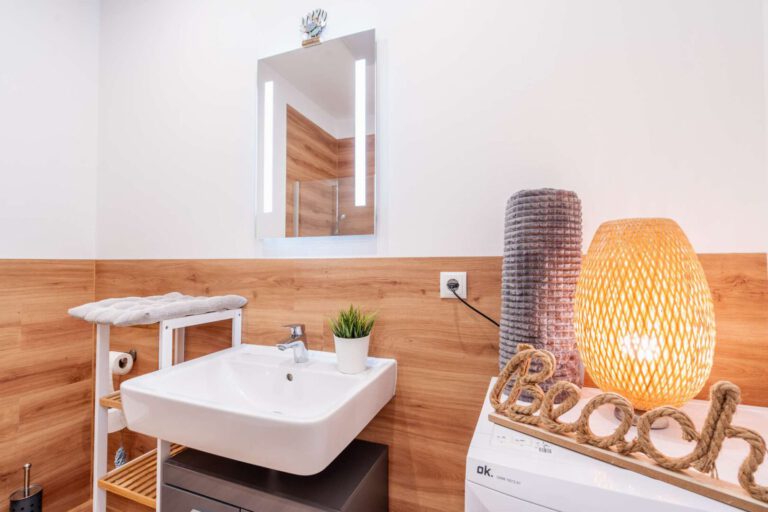 Das moderne Badezimmer – Wohnung unten