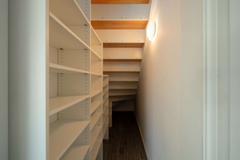 Der gut genutzte Stauraum unter der Treppe