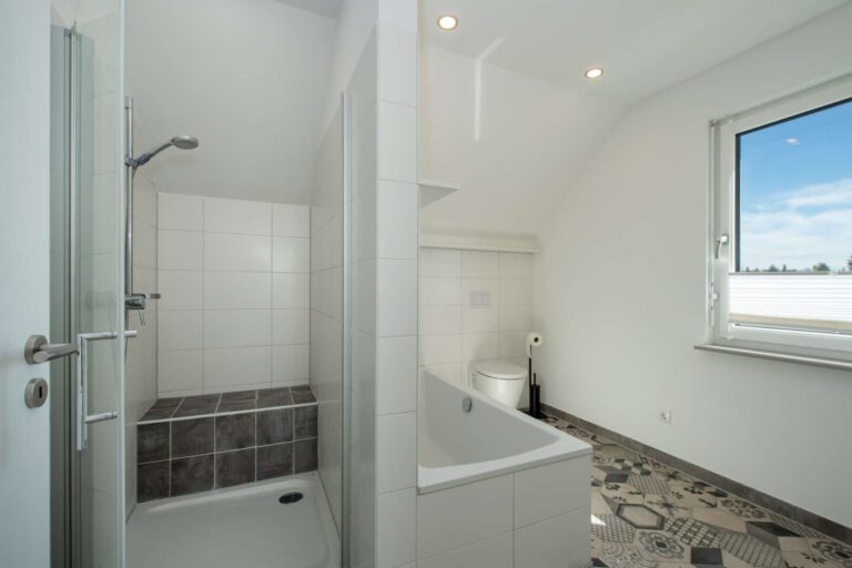 Das hochwertig ausgestattete Badezimmer