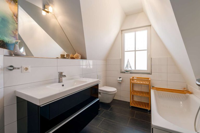 Das Badezimmer mit angenehmer Badewanne
