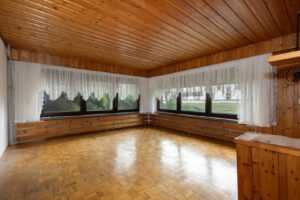 Lichtdurchflutetes Wohnzimmer mit Wohlfühlambiente