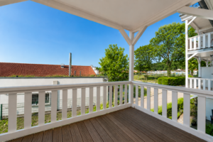 Der überdachte 1. Balkon
