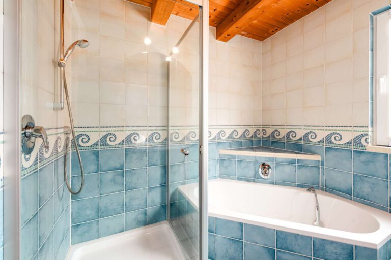 Das Badezimmer mit Eckbadewanne und Dusche