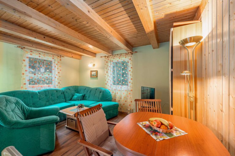 Das gemütliche Wohn- und Esszimmer im Erdgeschoss