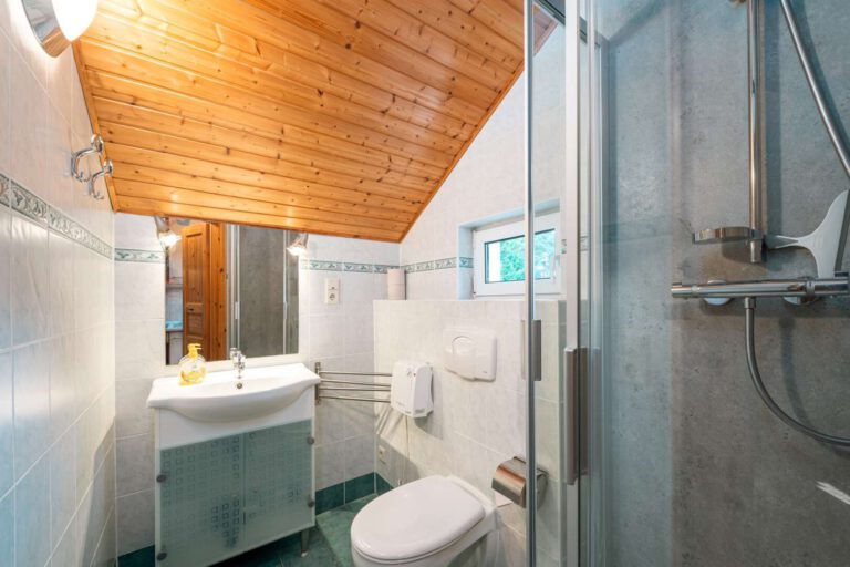 Das zeitlose Badezimmer im Obergeschoss