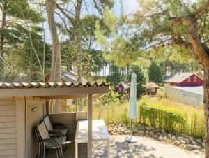 Die geschützte Terrasse im Grünen - (KI generiert)