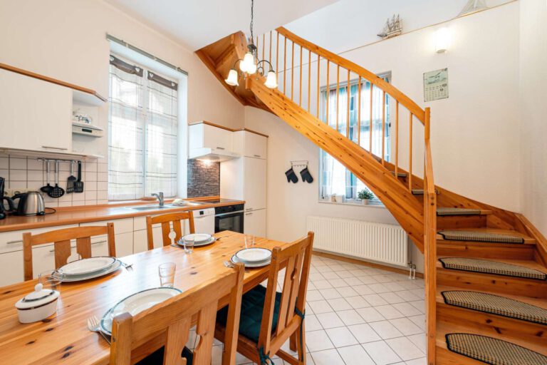 Die geschwungene Holztreppe