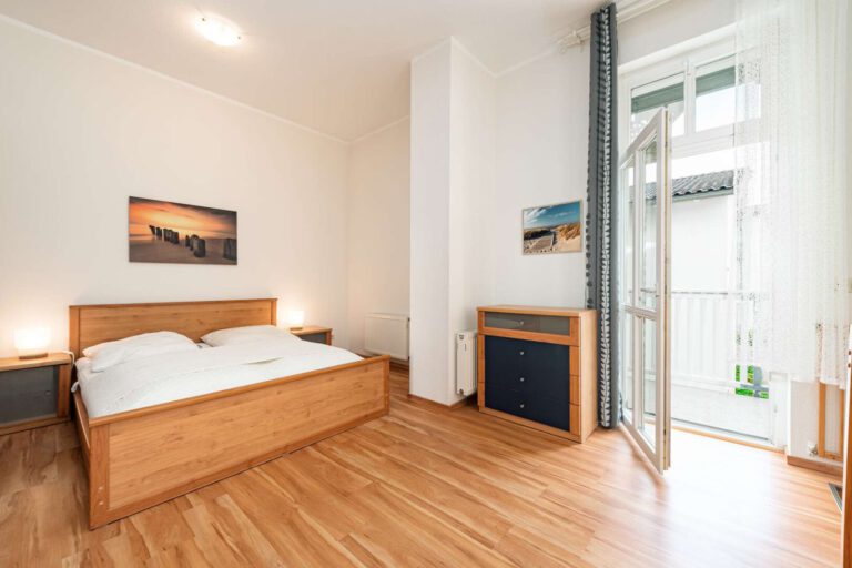 Das gemütliche Schlafzimmer mit Süd-Balkon