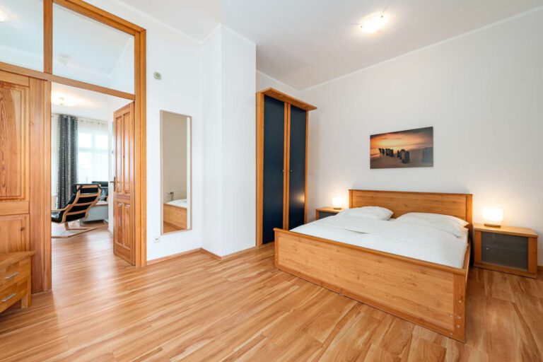 Das gemütliche Schlafzimmer mit Tür zum Wohnzimmer