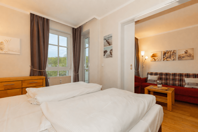 Das ruhige Schlafzimmer mit Zugang auf den Balkon