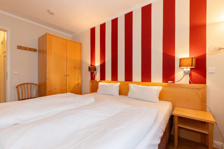Das ruhige Schlafzimmer mit Zugang auf den Balkon