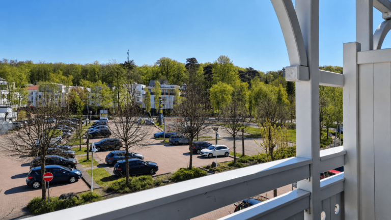 Der Blick vom sonnigen Balkon