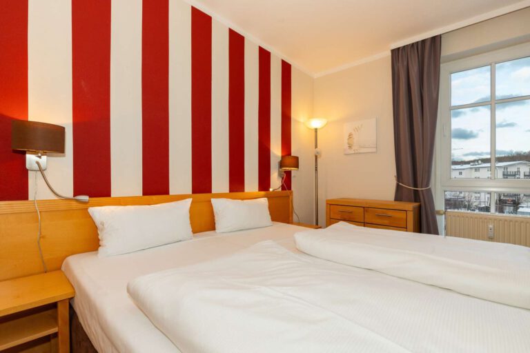 Das ruhige Schlafzimmer mit Zugang auf den Balkon