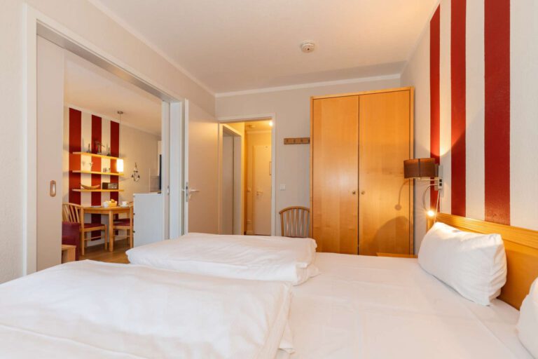 Das ruhige Schlafzimmer mit Zugang auf den Balkon