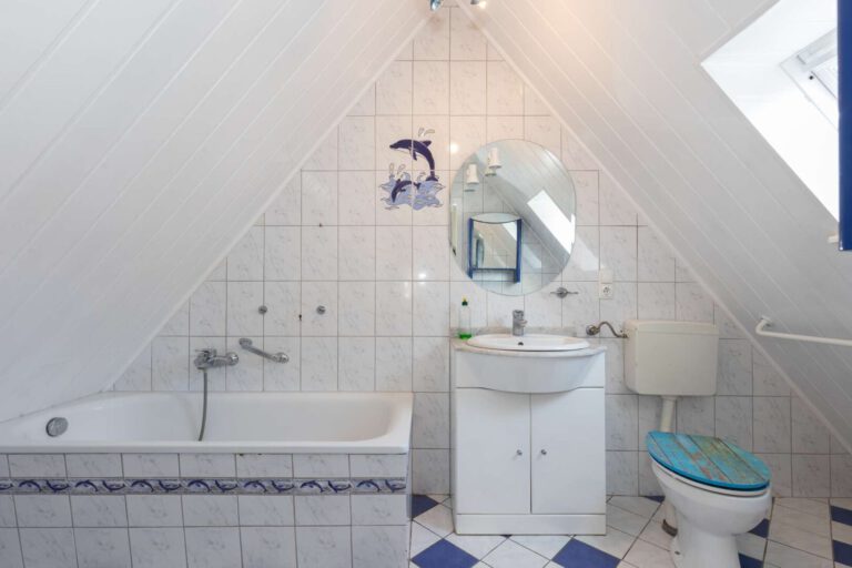 Das Badezimmer mit Wanne und Fenster