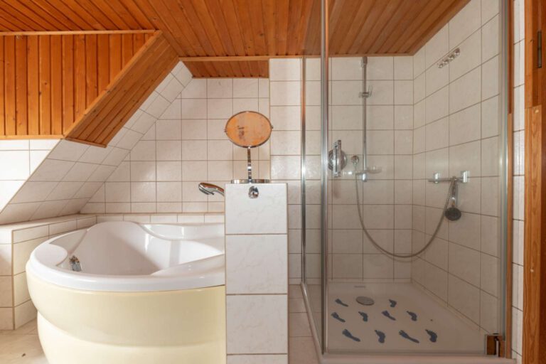 Helles Bad mit Wellnesscharakter