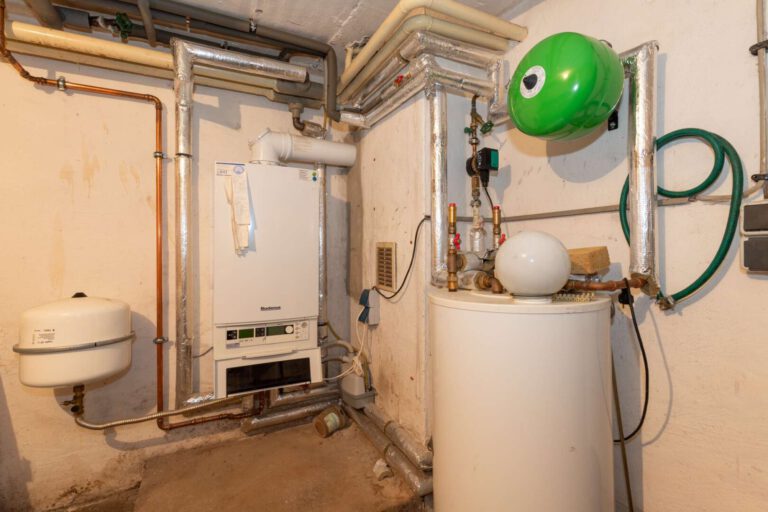 Gepflegter Heizungskeller mit moderner Anlagentechnik