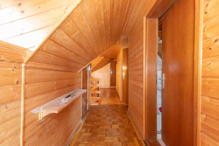 Heller Flur im Obergeschoss mit freundlicher Atmosphäre