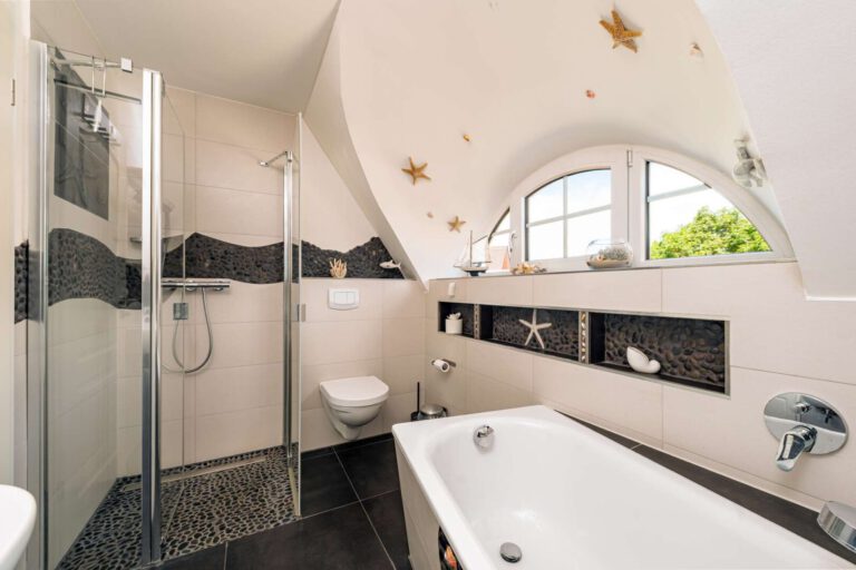 Das exklusive Badezimmer im Obergeschoss