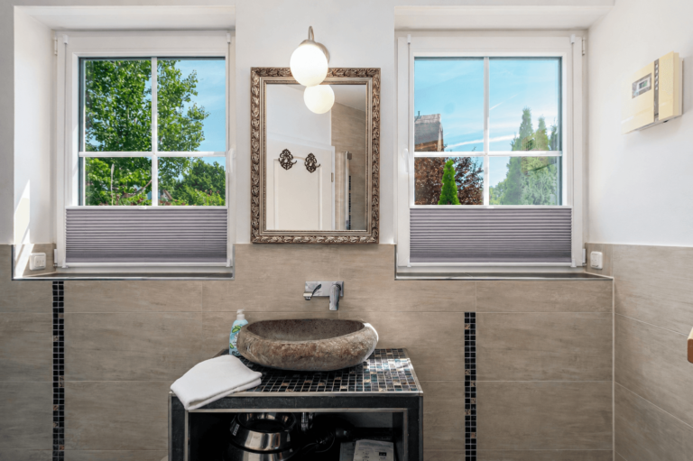 Das Badezimmer im Erdgeschoss mit Dusche und Sauna