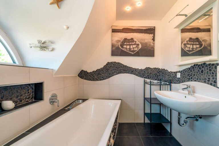 Das exklusive Badezimmer im Obergeschoss