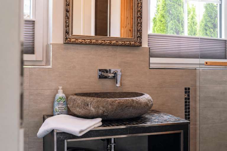 Das Badezimmer im Erdgeschoss mit Dusche und Sauna