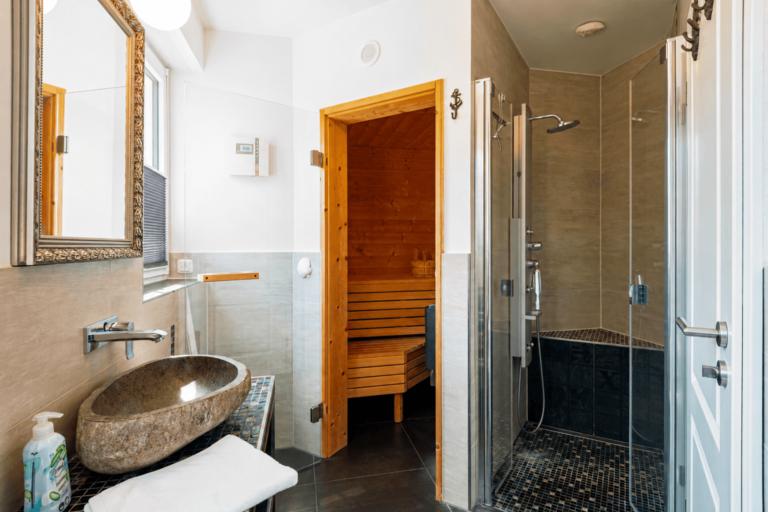 Das Badezimmer im Erdgeschoss mit Dusche und Sauna