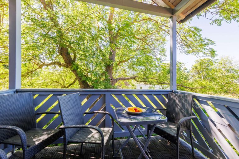 Der geschützte Balkon mit Blick ins Grüne