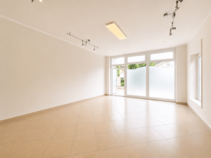 Der Blick auf die großen Fensterfronten